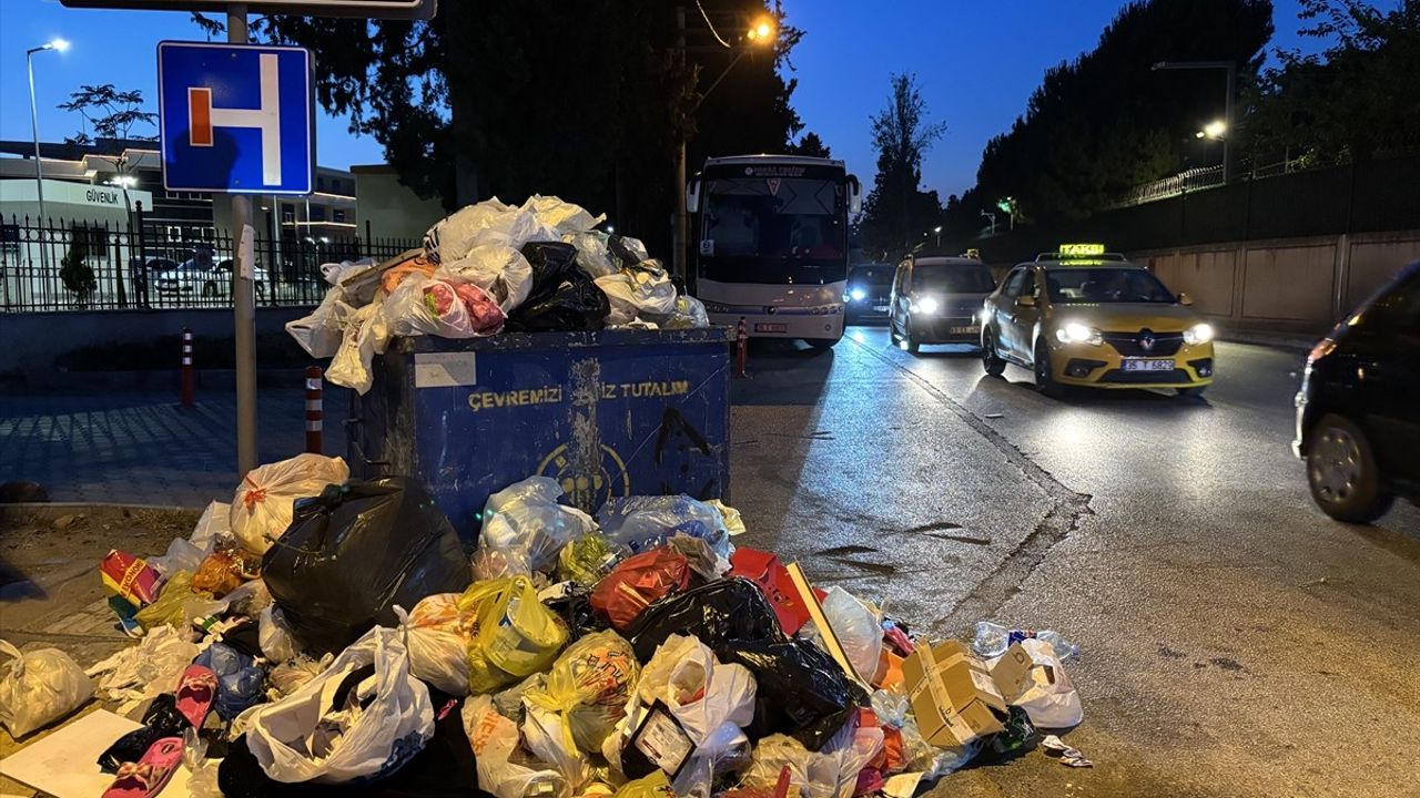 İzmir Buca'da Belediye İşçileri Grevde, Sokaklarda Çöp Yığınları Birikti