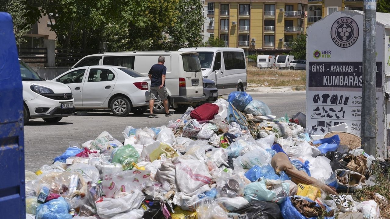 İzmir Buca'da Düzensiz Maaşlar Nedeniyle Eylem Başlatıldı
