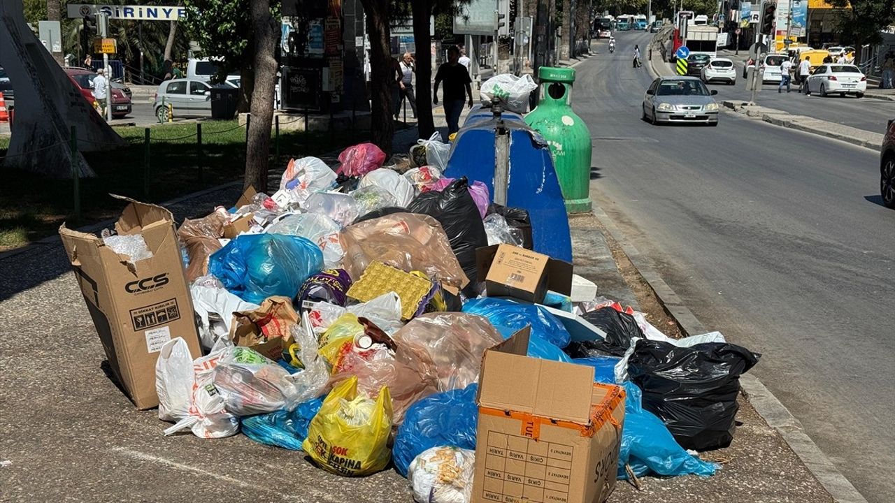 İzmir Buca'da İşçi Grevi Nedeniyle Biriken Çöpler Tepkilere Yol Açıyor