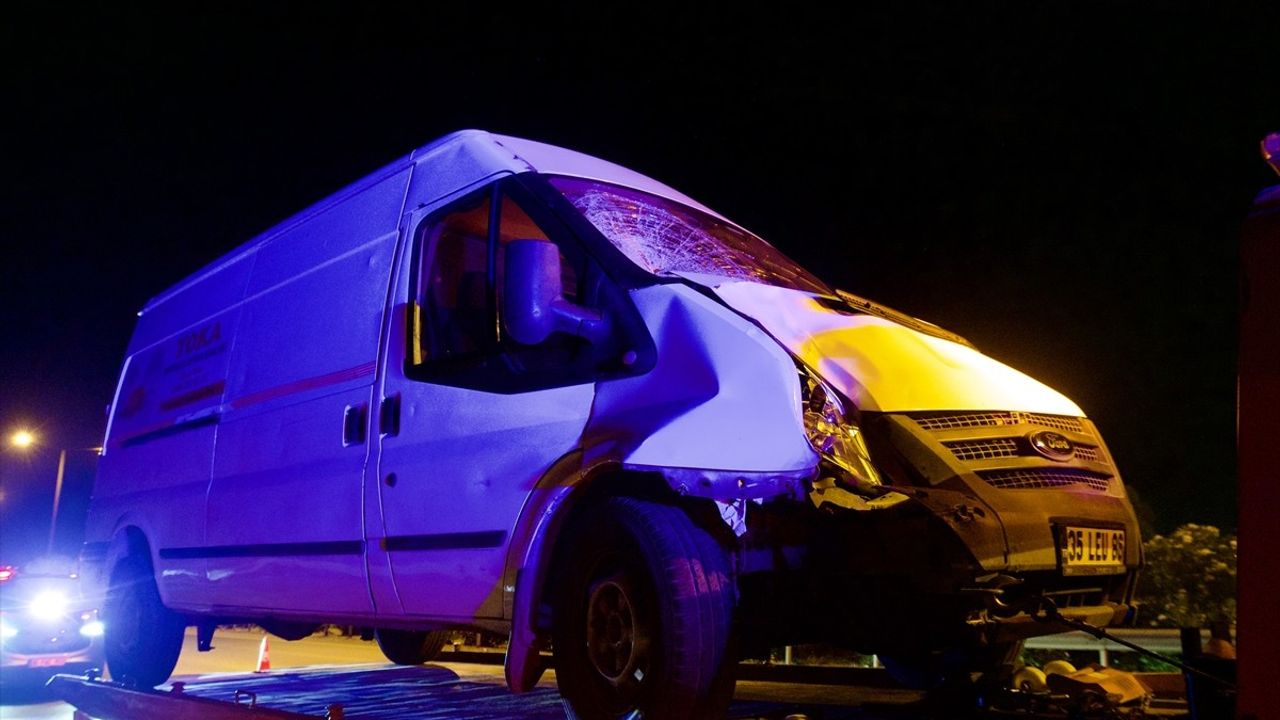 İzmir Buca'da Kamyonetin Çarptığı Motosiklet Kazası: Baba Hayatını Kaybetti, Oğlu Yaralandı