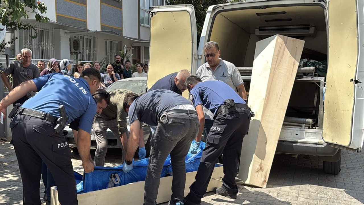 İzmir'de 75 Yaşındaki Adam Eşini Öldürdükten Sonra İntihar Etti