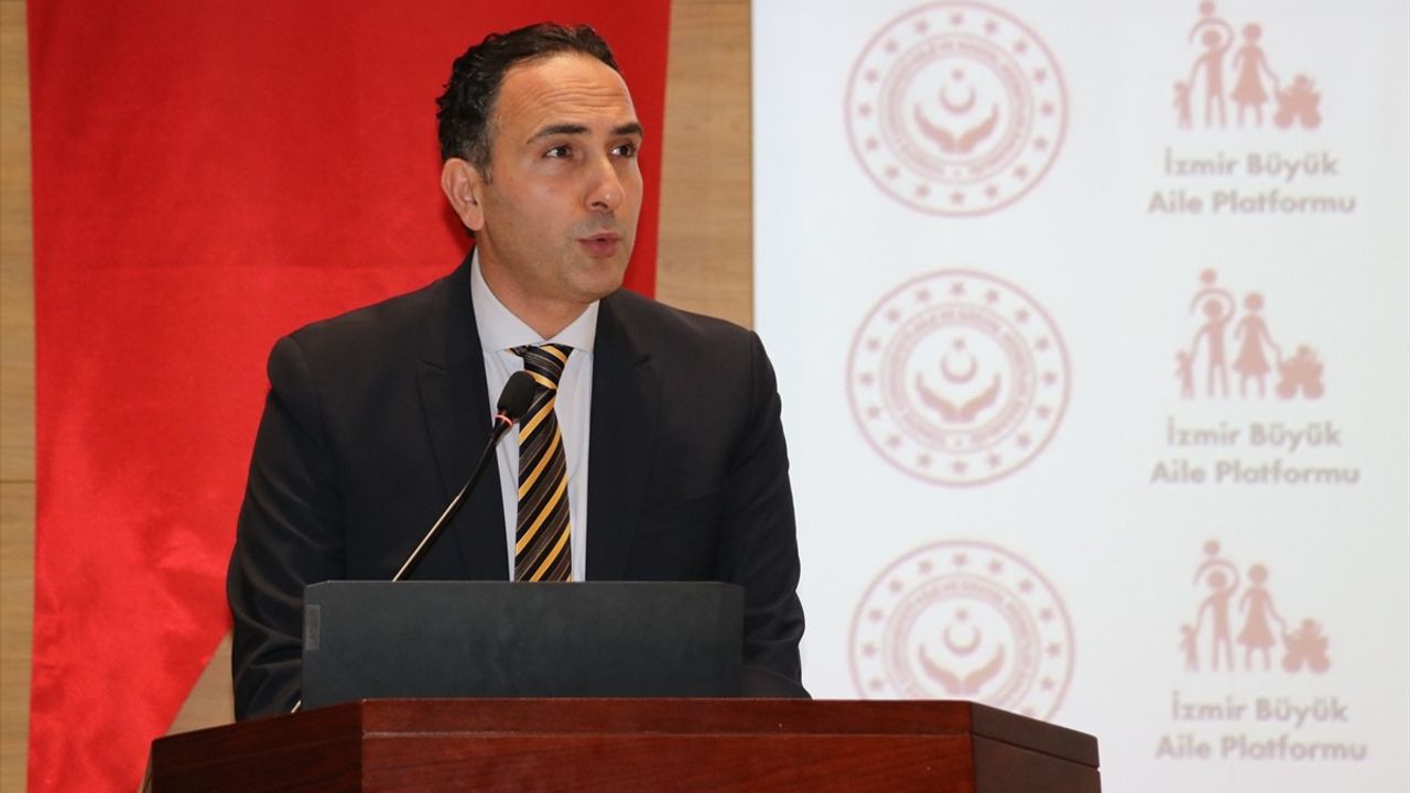 İzmir'de 'Ailenin Önemi' Paneli Gerçekleştirildi