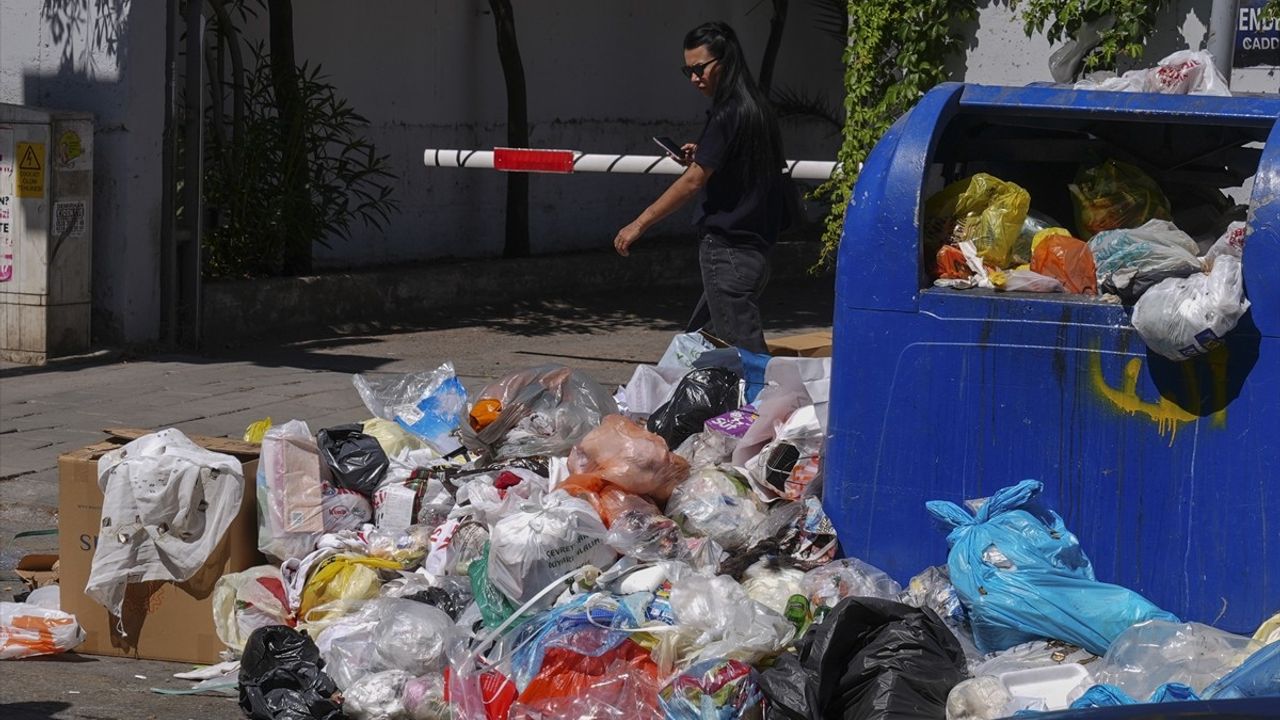 İzmir'de Belediye İşçileri Düzenli Maaş Alamadıkları İçin Eylemde