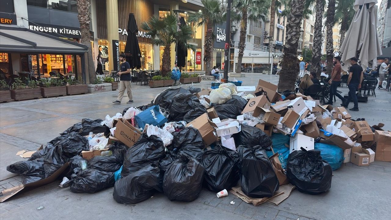İzmir'de Çöpler Grev Nedeniyle Toplanamıyor