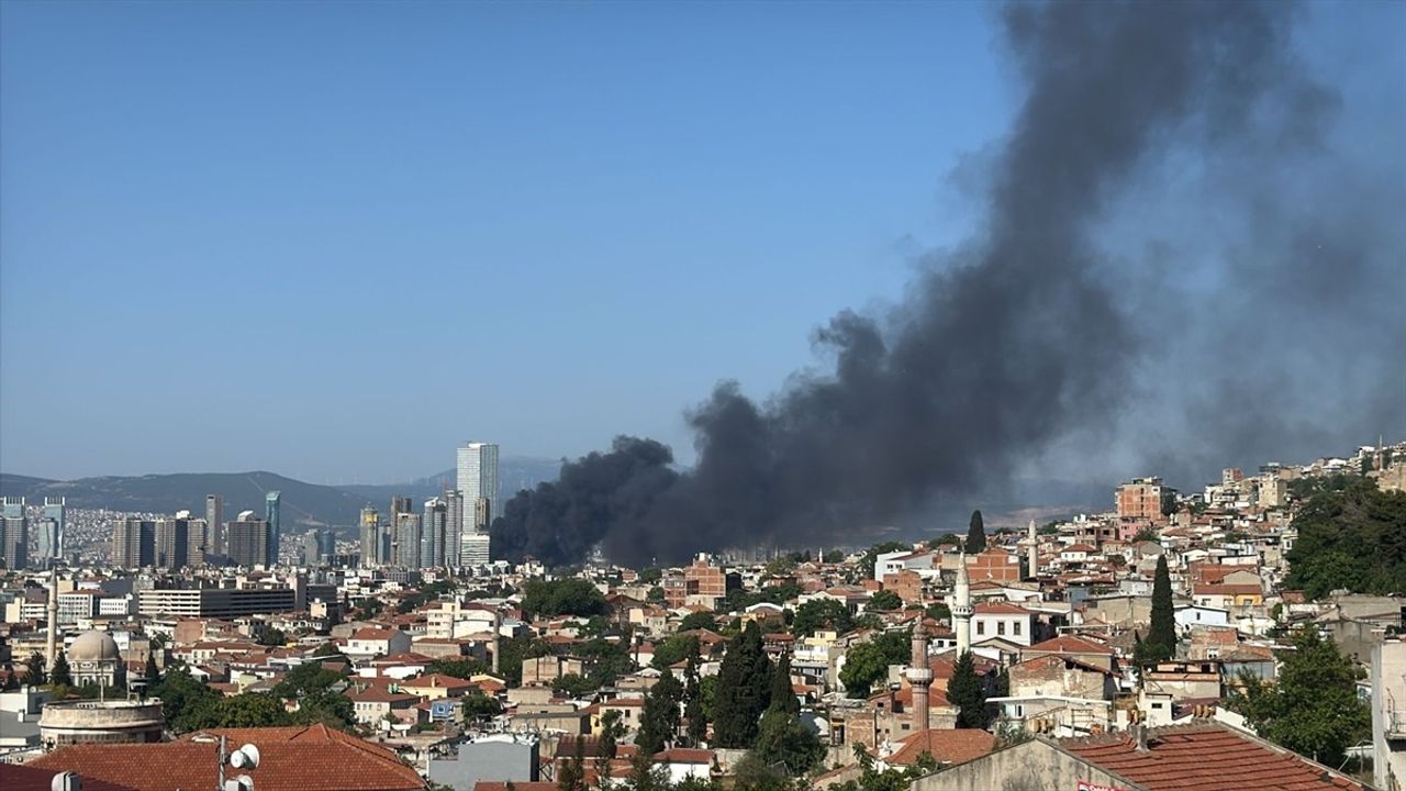 İzmir'de Depoda Yangın: Müdahale Devam Ediyor