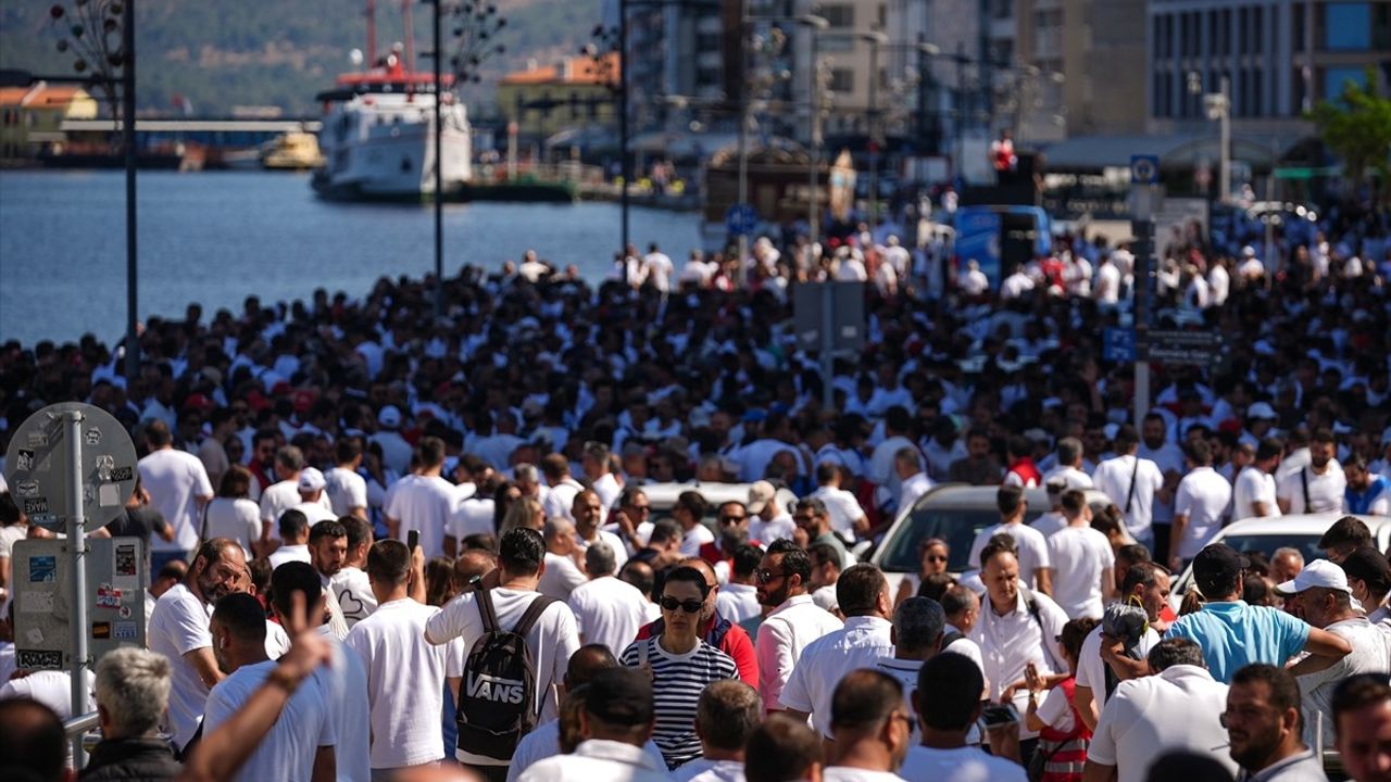 İzmir'de Grev Süreci Devam Ediyor: Belediye Başkanı Cemil Tugay'a Tepkiler