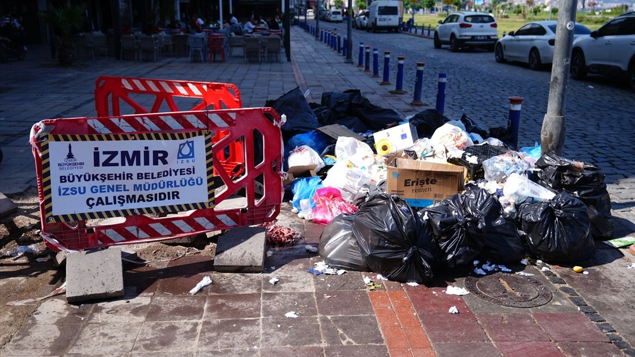 İzmir'de İşçi Grevi Dördüncü Gününde: Temizlik ve Ulaşım Hizmetleri Aksadı
