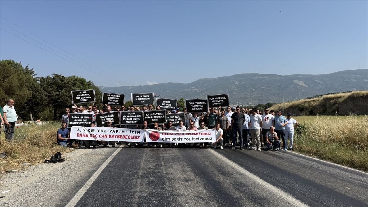 İzmir'de İşçiler, Trafik Kazasında Hayatını Kaybeden Arkadaşları İçin Eylem Düzenledi