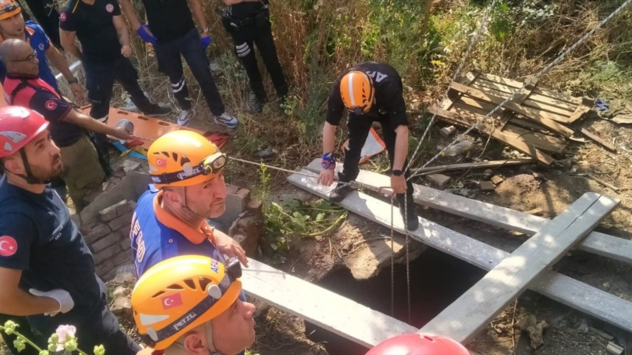 İzmir'de Kuyuya Düşen Anne ve İki Çocuğu Kurtarıldı