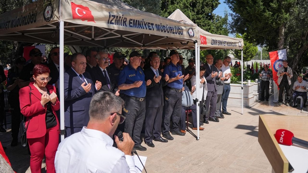İzmir'de Şehit Aileleri Arife Günü Mezarlıkları Ziyaret Etti
