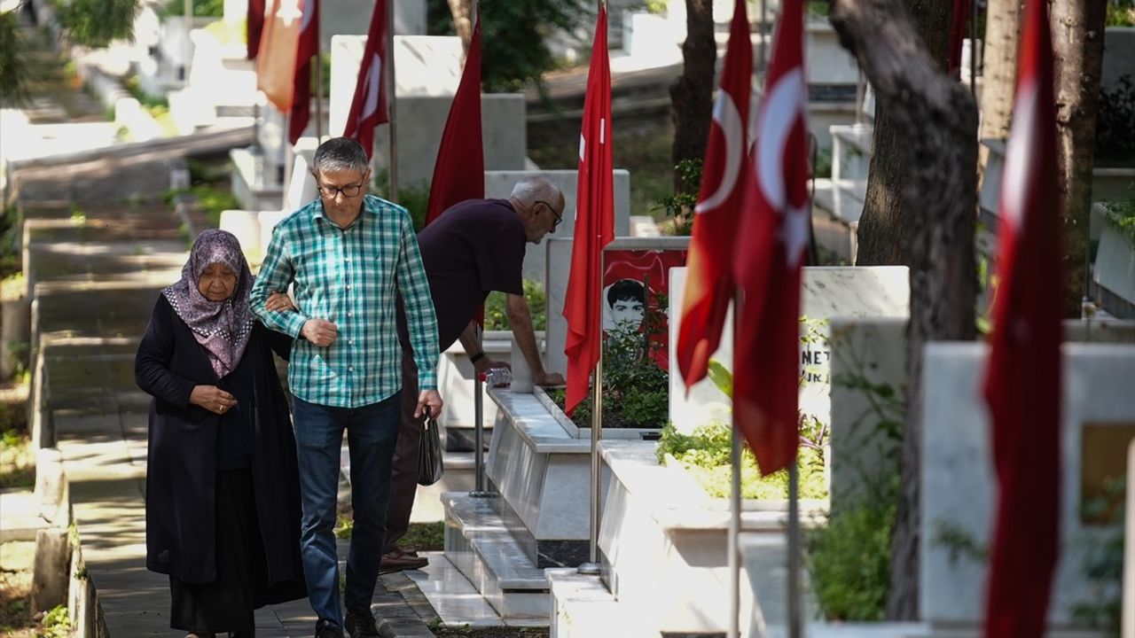 İzmir'de Şehit Aileleri Kurban Bayramı'nda Şehitliği Ziyaret Etti