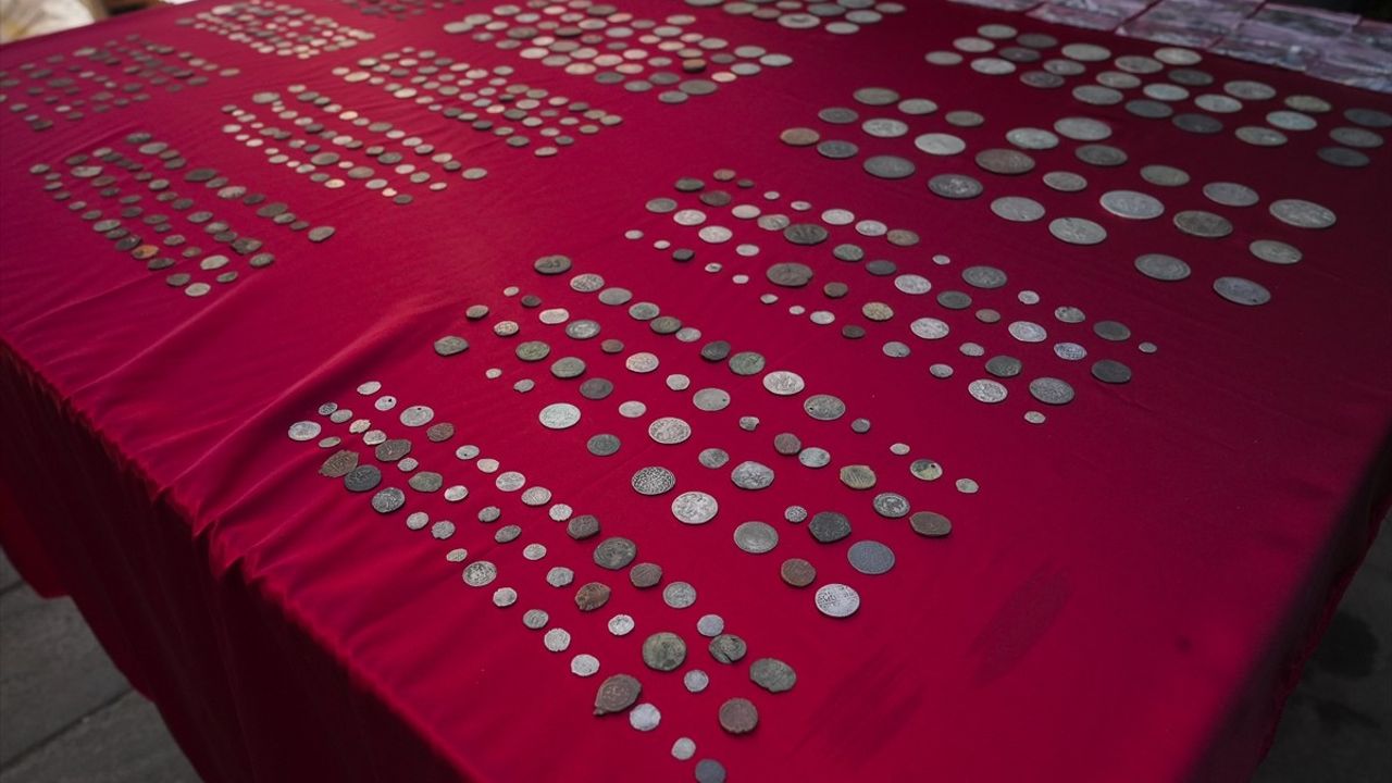 İzmir'de Tarihi Eser Kaçakçılığı Operasyonu: 2.305 Sikke Ele Geçirildi