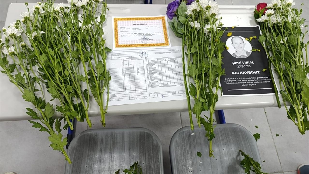 İzmir'de Trafik Kazasında Hayatını Kaybeden Öğrenci İçin Anma Töreni Düzenlendi