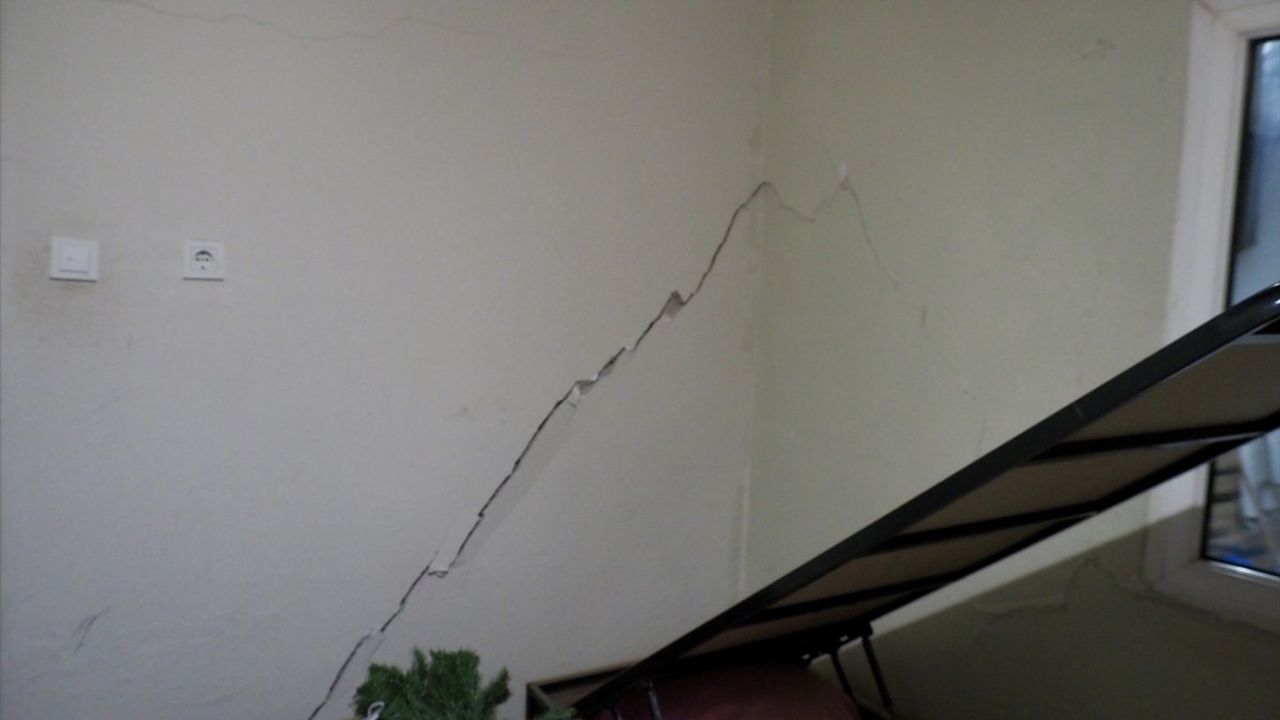 İzmir'de Tünel İnşaatı Nedeniyle Evlerin Duvarları Yıkılıyor