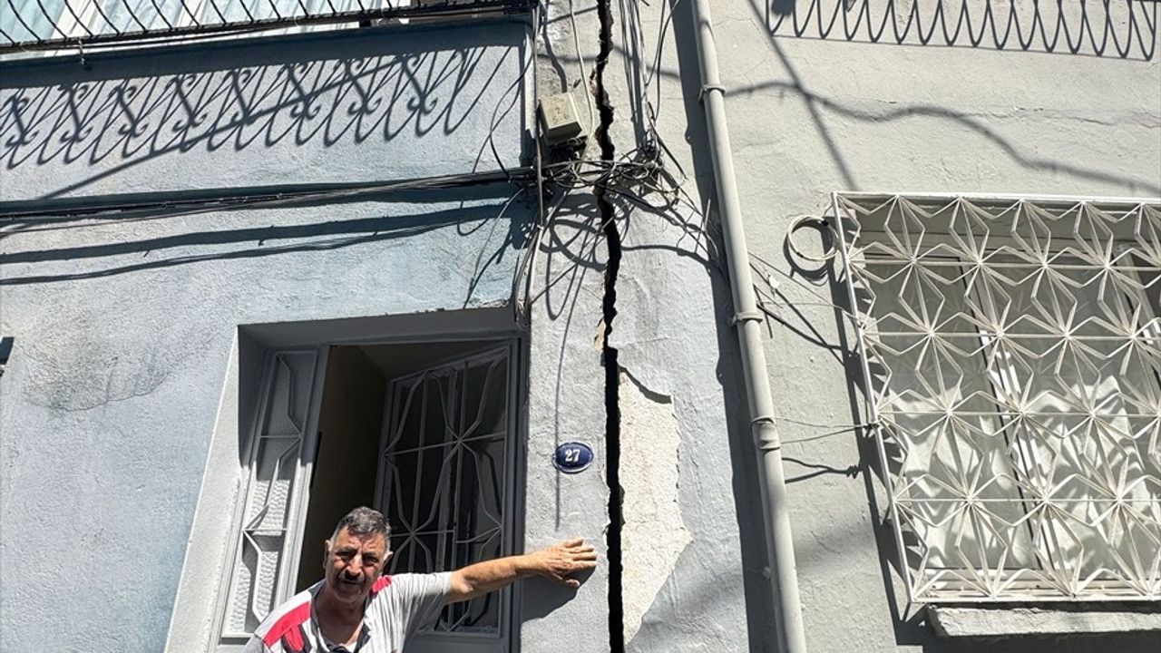 İzmir'de Tünel İnşaatı Nedeniyle Hasar Gören Mahalle Sakinleri Çözüm Arıyor