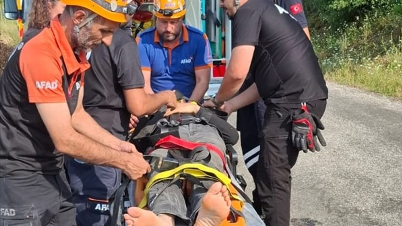İzmir'de Yamaç Paraşütü Kazasında 75 Yaşındaki Pilot Yaralandı