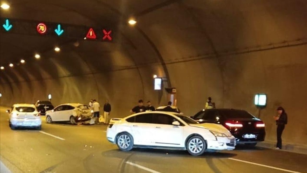 İzmir'de Zincirleme Trafik Kazasında 3 Yaralı