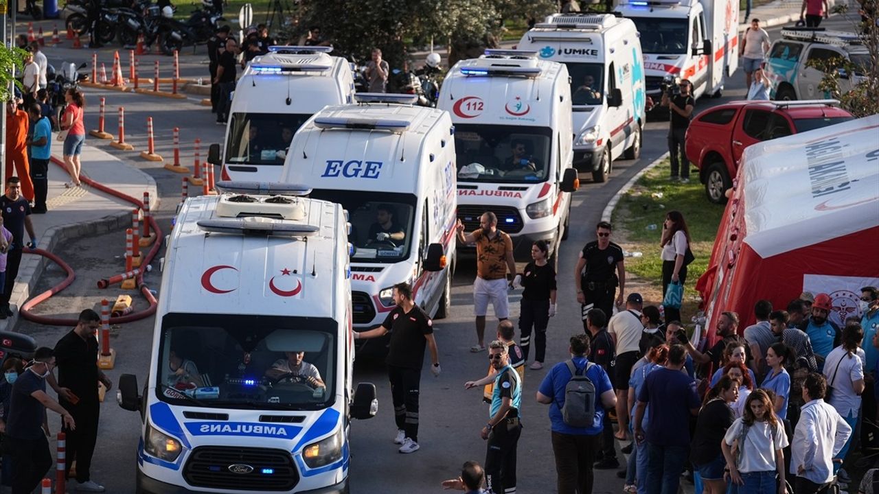 İzmir'deki Plastikh ürünler deposunda yangın: Hastalar güvenli şekilde tahliye edildi