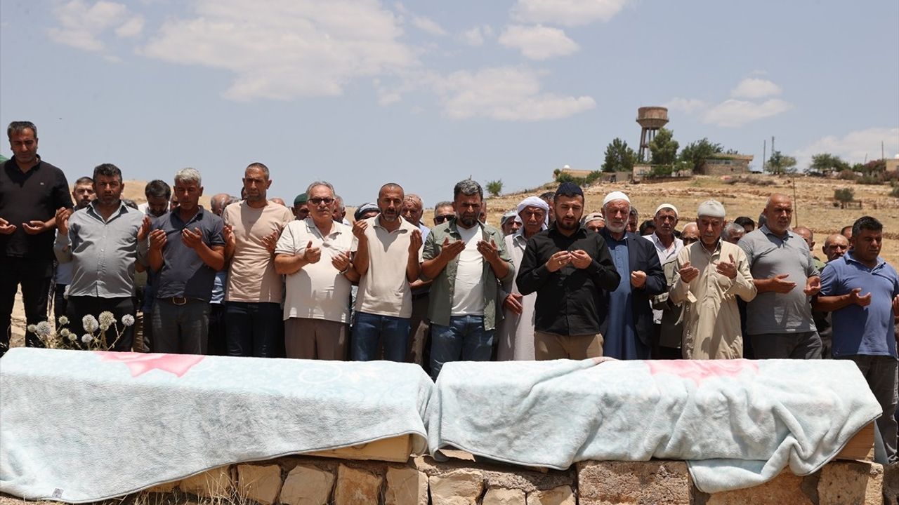 İzmir'deki Trafik Kazasında Hayatını Kaybeden Üç Kardeş Mardin'de Defnedildi