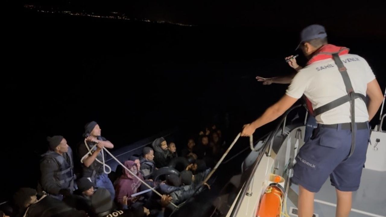 İzmir'in Çeşme Açıklarında 42 Düzensiz Göçmen Kurtarıldı