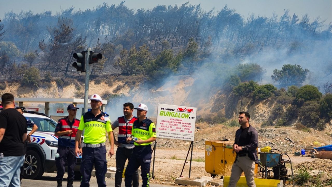 İzmir'in Foça İlçesinde Orman Yangınına Hızlı Müdahale