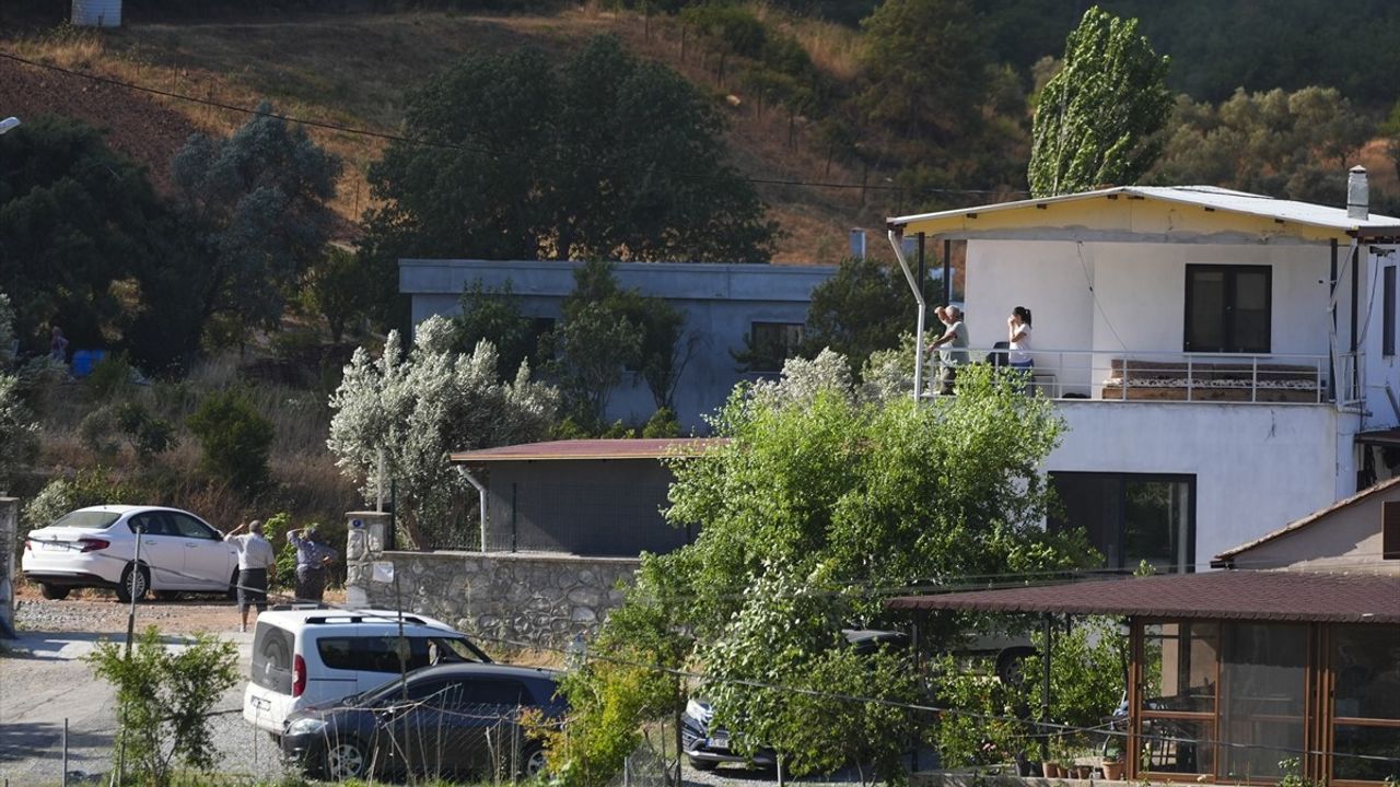 İzmir'in Menderes ve Seferihisar İlçelerinde Orman Yangınlarına Müdahale Devam Ediyor
