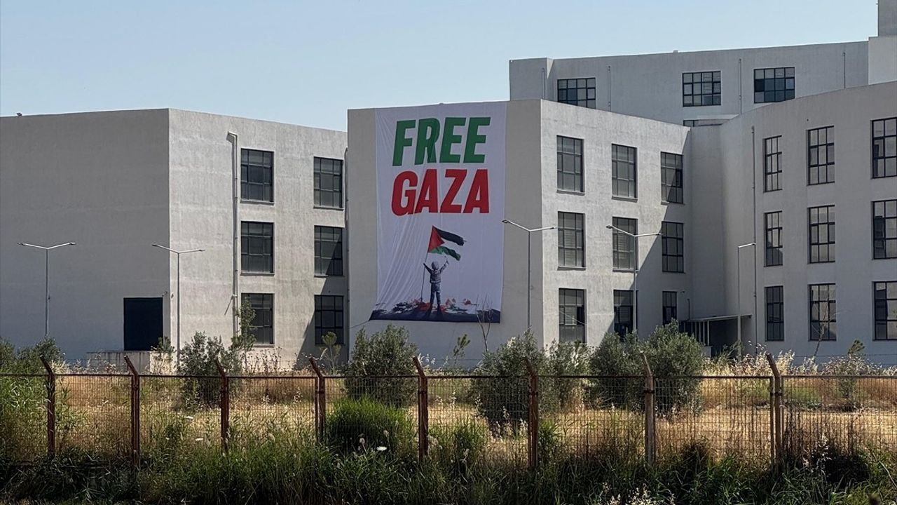 İzmir Katip Çelebi Üniversitesi, İsrail Saldırılarını Protesto Etti