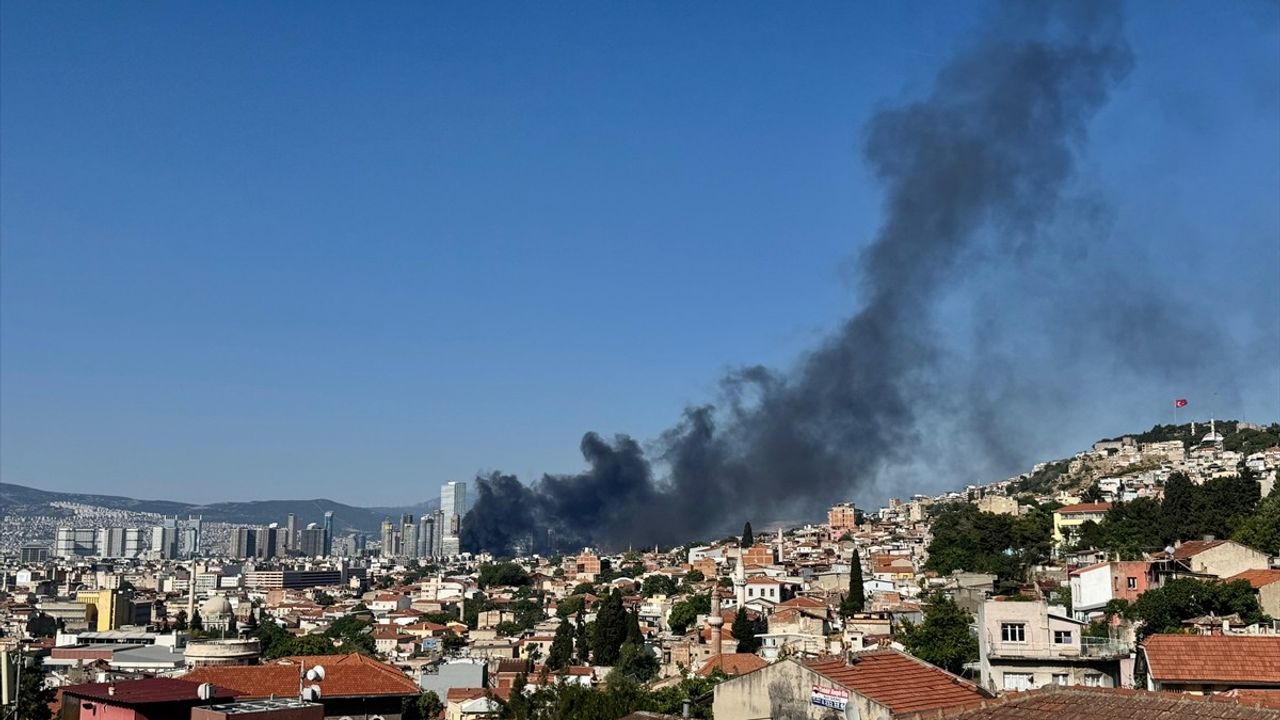 İzmir Konak'ta Plastik Ürünler Değerlendiren Depoda Yangın Çıktı