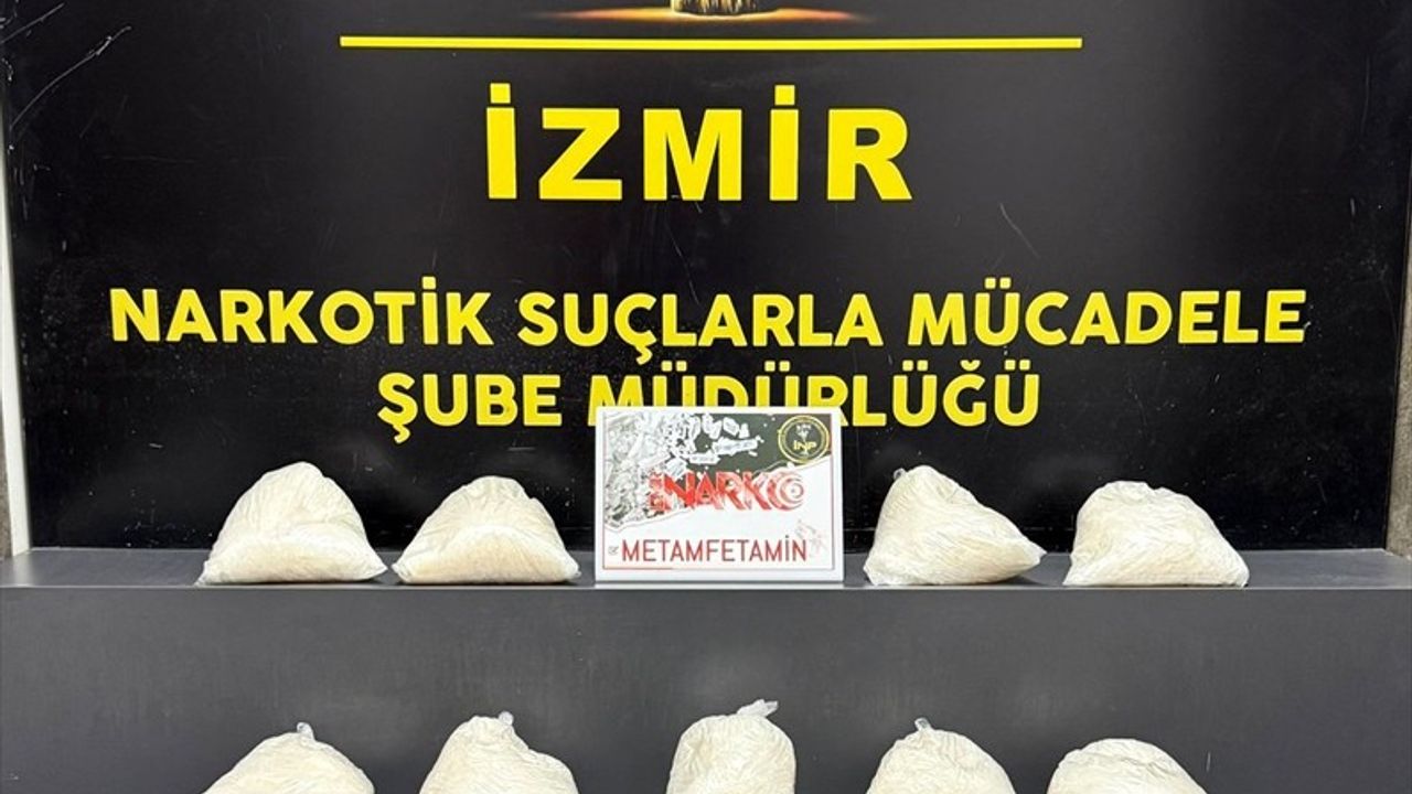 İzmir Menemen'de Araçta 10 Kilo Sentetik Uyuşturucu Ele Geçirildi