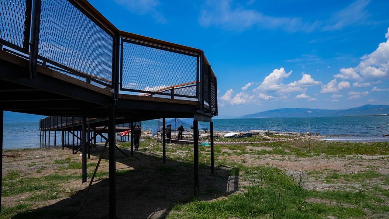 İznik'te Bazilika Çevresindeki Mezarlıklar Gün Yüzüne Çıkıyor