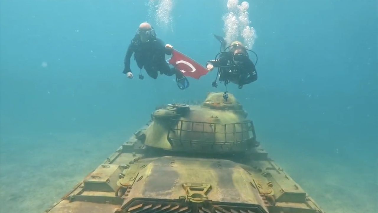 Jandarma, Saros Körfezi'nde 186. Kuruluş Yıl Dönümünü Batık Tanka Dalışla Kutladı