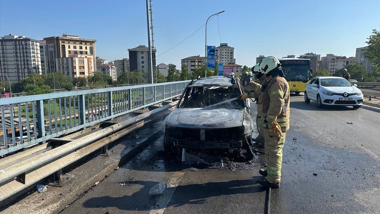 Kadıköy'de Bostancı Köprüsü'nde Araç Yangını