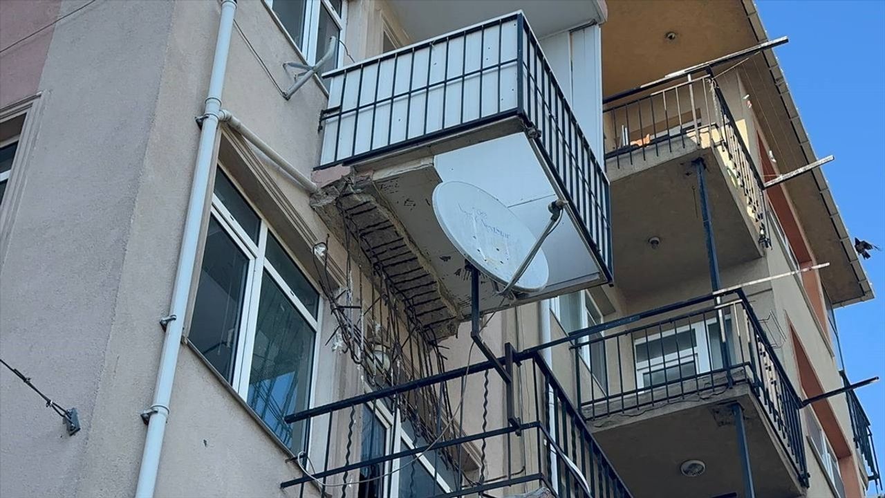 Kadıköy'de Dördüncü Kat Balkonunda Kısmi Çökme Olayı