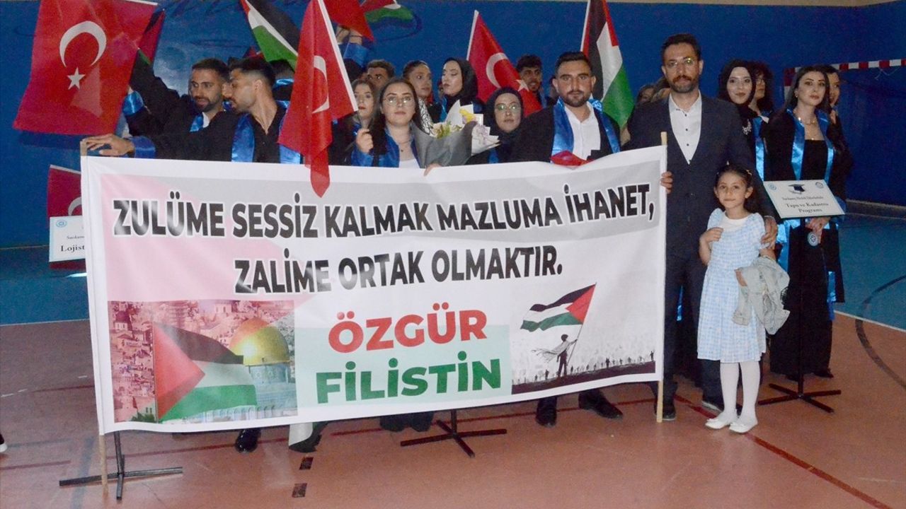 Kafkas Üniversitesi Mezuniyet Töreninde Türkiye ve Filistin Bayraklarıyla Destek Gösterisi
