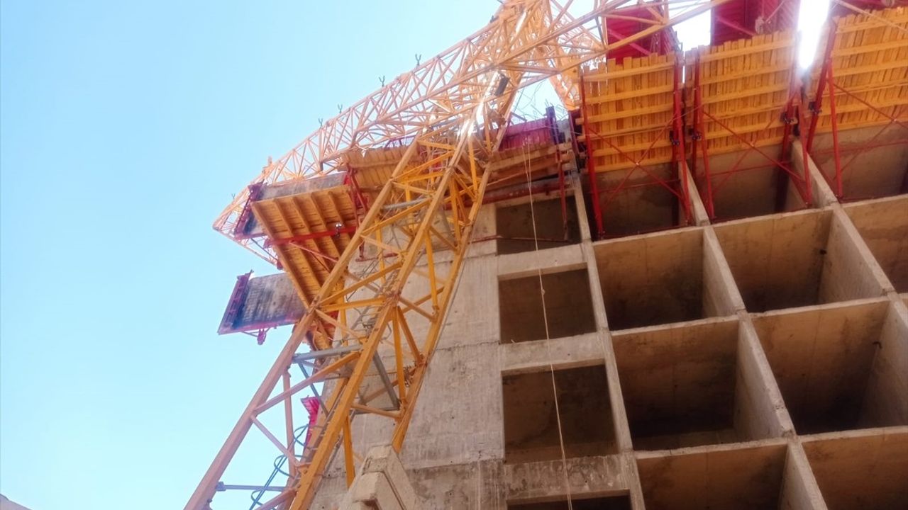 Kahramanmaraş'ta Devrilen Kule Vincin Operatörü Hayatını Kaybetti