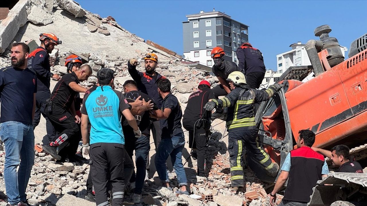 Kahramanmaraş'ta Yıkım Esnasında İş Makinesi Üzerine Devrildi, Operatör Hayatını Kaybetti
