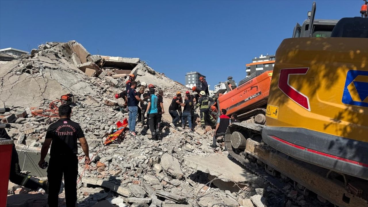 Kahramanmaraş'ta Yıkım Sırasında İş Makinesi Üzerine Bina Devrildi