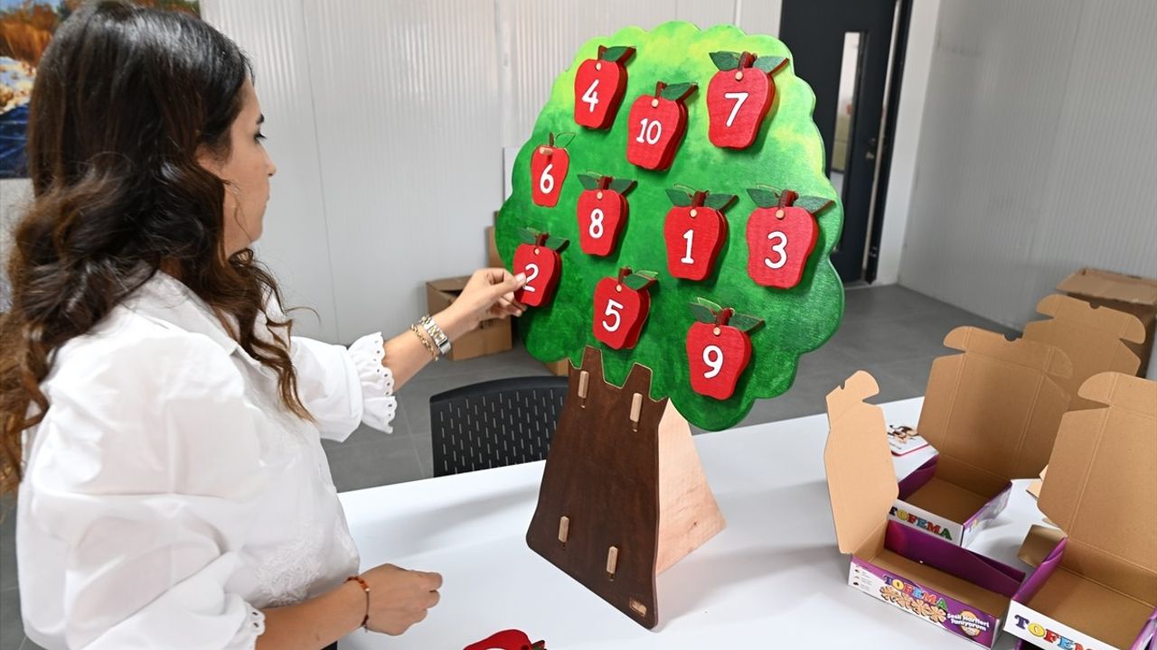 Kahramanmaraşlı Girişimci Betül Fırat'ın Ahşap Oyuncakları Dört Ülkeye İhraç Ediliyor