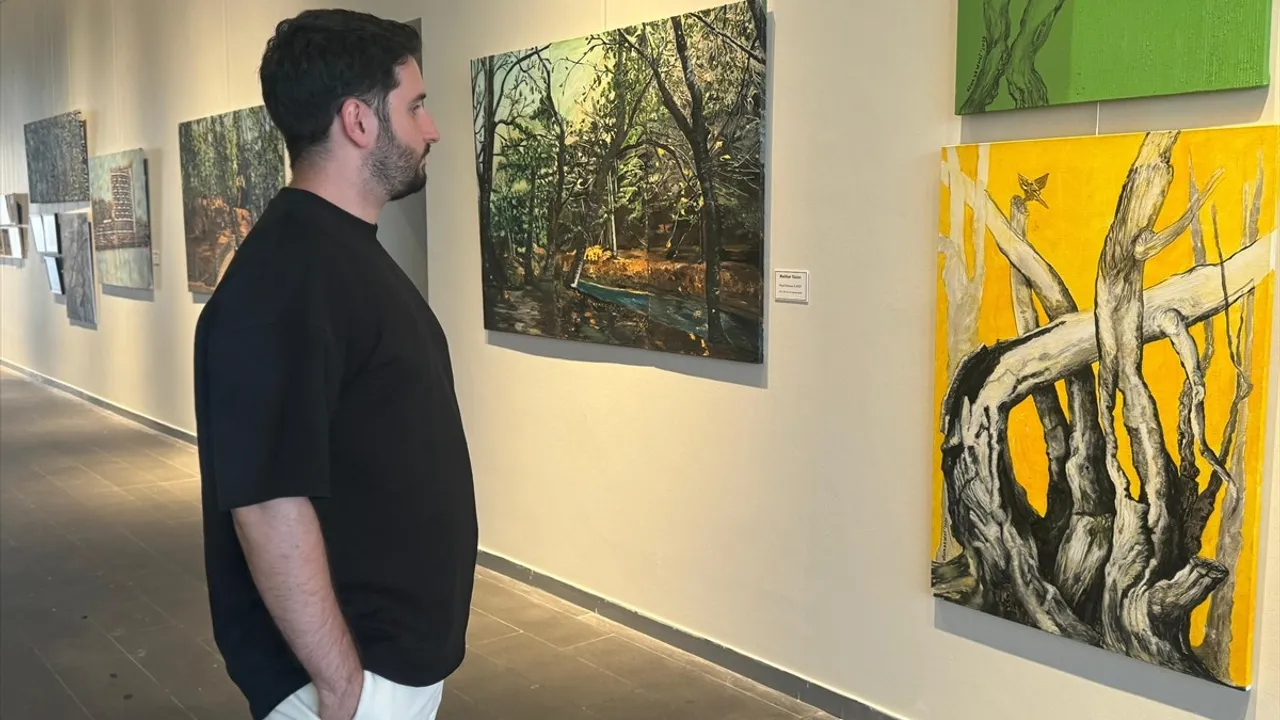 Kaotik Kentin Gölgesinde Manzara Sergisi AKM Galeri'de Sanatseverlerle Buluştu