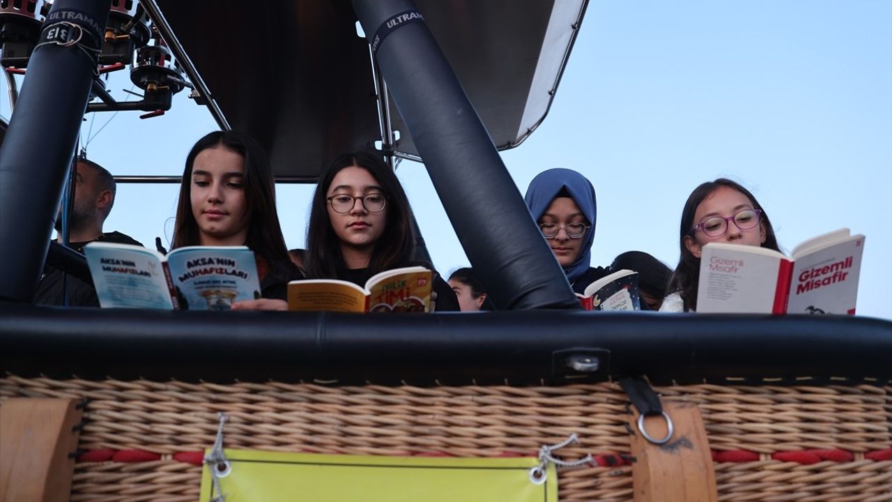 Kapadokya'da Öğrenciler Sıcak Hava Balonunda Kitap Okudu