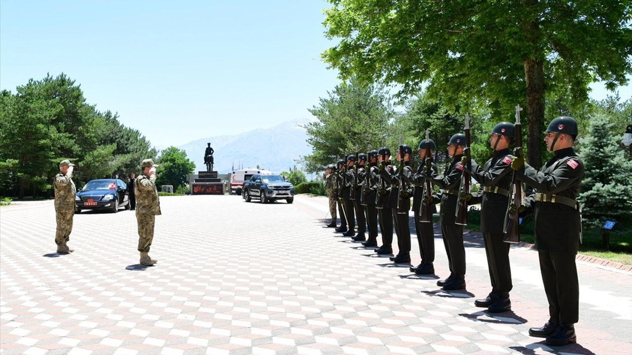 Kara Kuvvetleri Komutanı Bayraktaroğlu, 3'üncü Ordu Komutanlığında İncelemelerde Bulundu