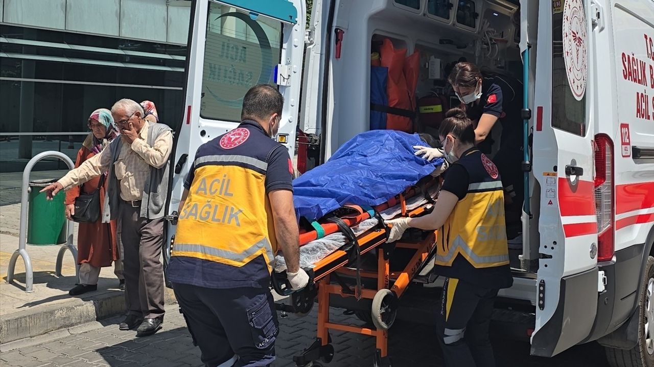 Karabük'te Devrilen Otomobil Kazasında 5 Kişi Yaralandı