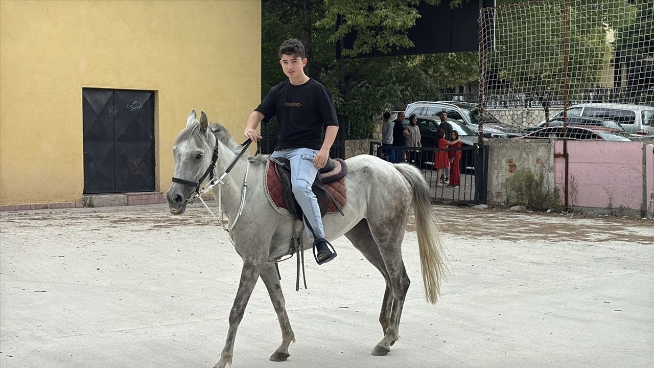 Karabük'te LGS Sınavı Sonrası Öğrenciye At Hediye Edildi