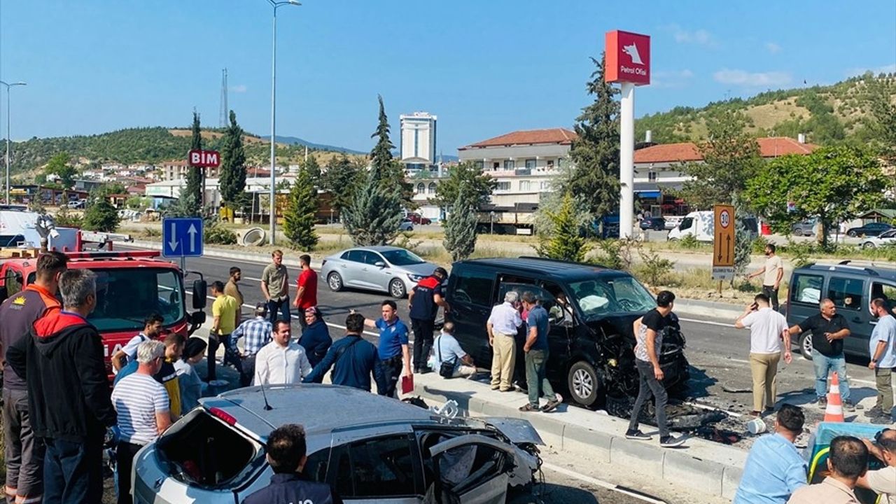 Karabük'te Otomobil ve Camlı Van Çarpıştı: 7 Yaralı
