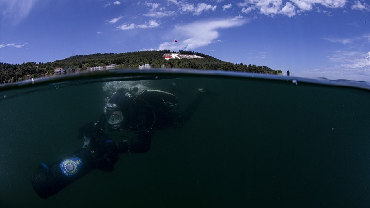 Karanlık Suların Delil Avcılarının Zorlu Eğitimi Görüntülendi