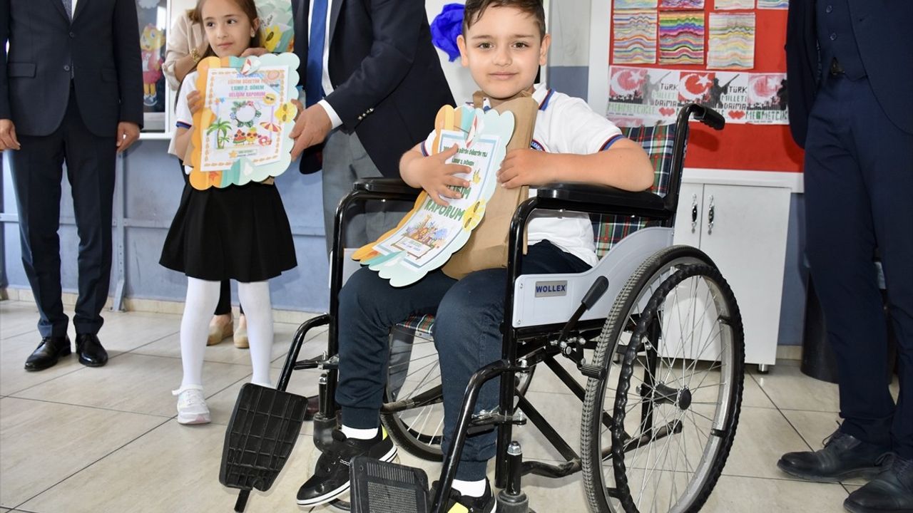 Karne Sevinci: Trabzon ve Çevre İllerde Öğrenciler Karnelerini Aldı