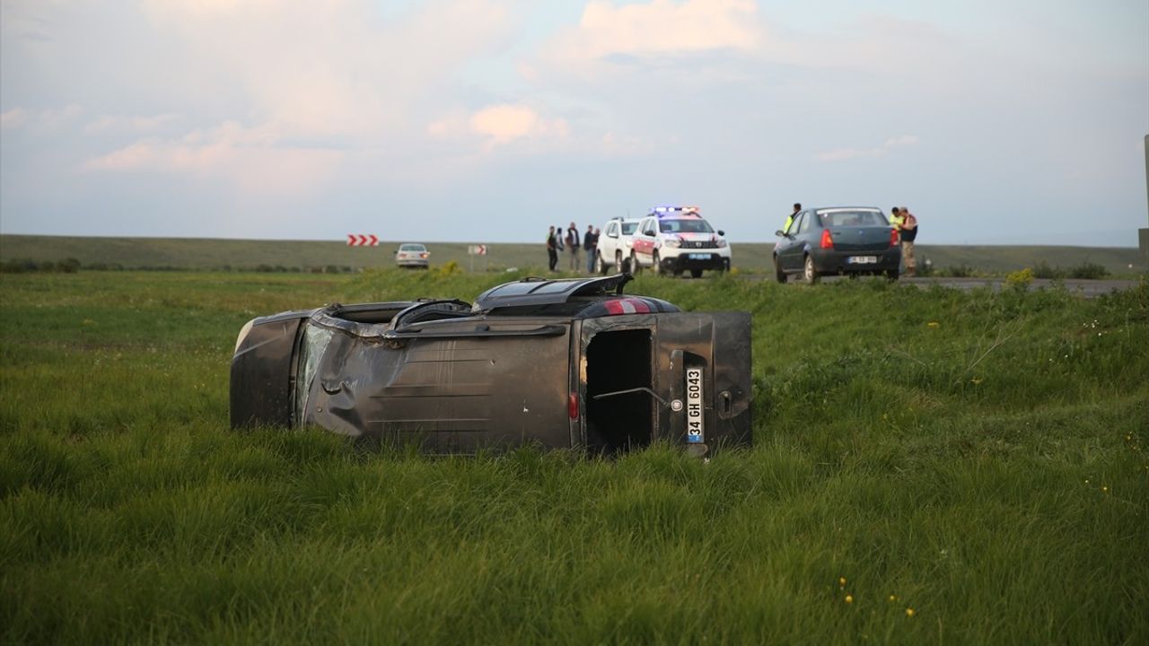 Kars'ta Hafif Ticari Araç Şarampole Devrildi: 5 Yaralı