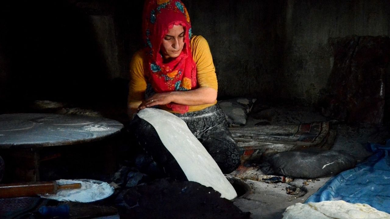 Kars'ta Kadınlar Yaz Sıcaklarında Tandır Ekmek Pişirmeye Devam Ediyor