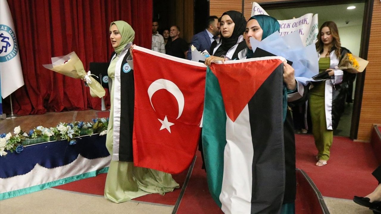 Kars'ta Mezuniyet Töreninde Filistin'e Destek Gösterisi