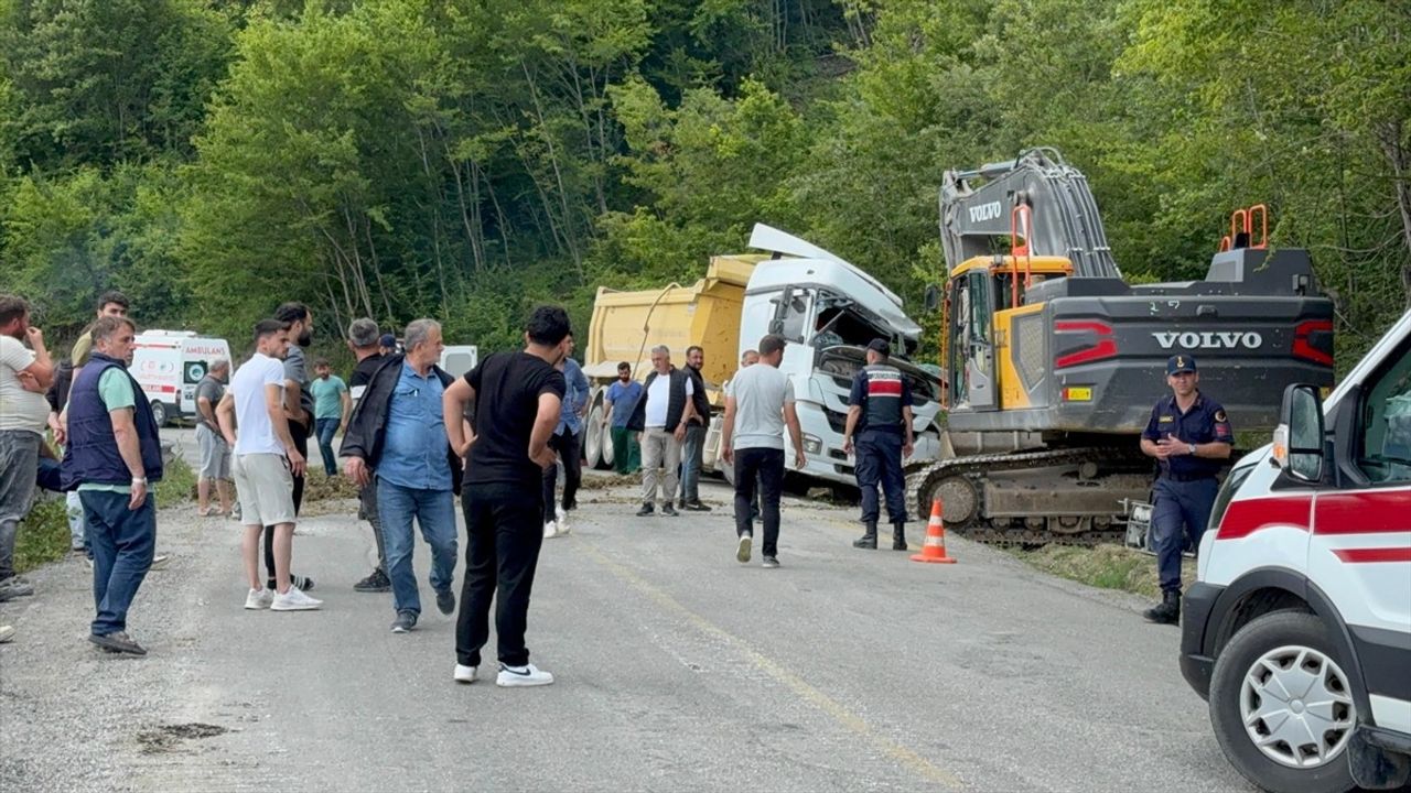 Kastamonu'da Devrilen Hafriyat Kamyonu Kazası: Sürücü Hayatını Kaybetti